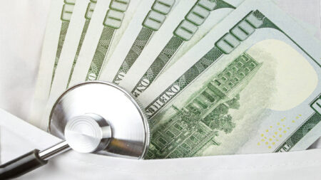 Het bonusprogramma voor gezondheidswerkers van $ 1,2 miljard is gericht op het behoud van werknemers